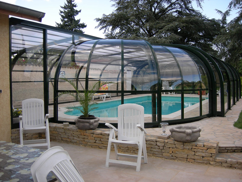Abris piscine entièrement sur mesure installé  à Pusignan