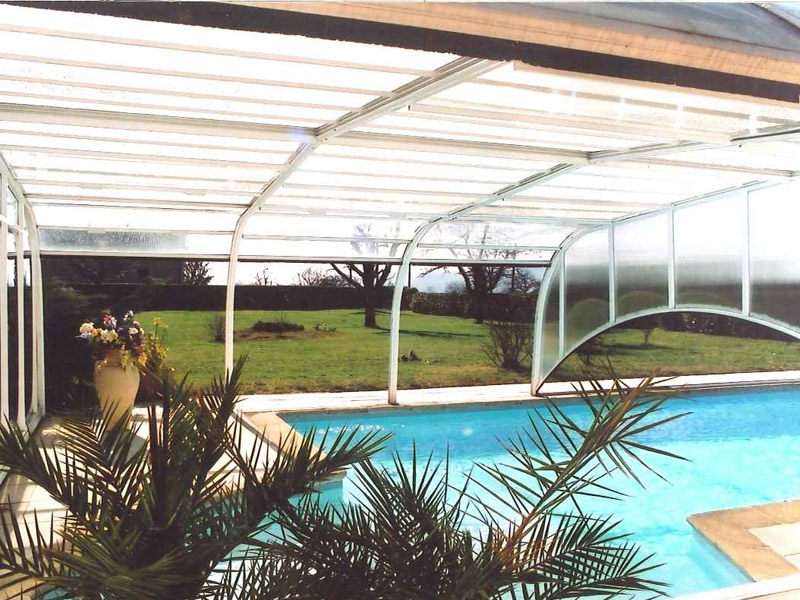 Abris piscine entièrement sur mesure installé  à Moirans près de Grenoble