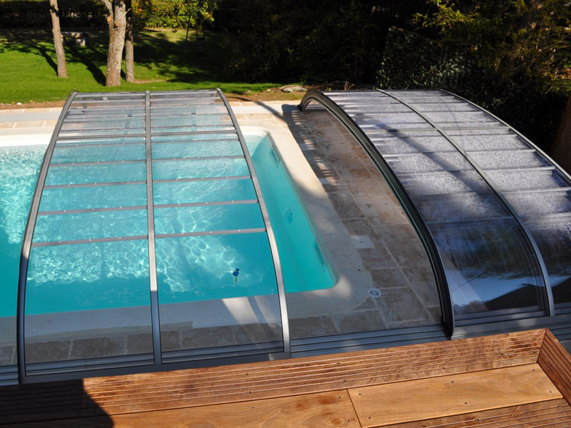 Abri de piscine bas entièrement transparent installé en région montagneuse à Monestier-de-Clermont près de Grenoble.