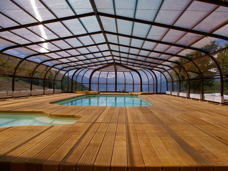  Abris haut fixe modèle Tabarca avec rotonde adossé  sur un côté à l'hotel, abritant une piscine, une pataugeoire et un spa, installé en Savoie (73)