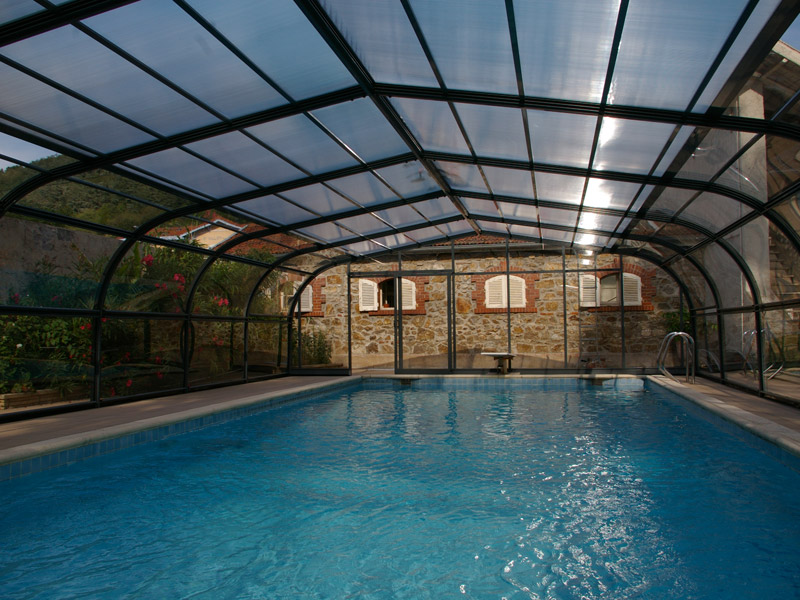 Abri de piscine fixe tabarca avec finition spéciale sur le faîtage style victorien, installé à St-Vallier (26)