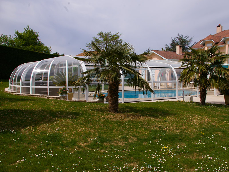 Abri de piscine fixe Tabarca avec rotonde des 2 côtés, dont une rotonde pouvant être fermée et abritant un spa, installé à Bourgoin-Jallieu (38)