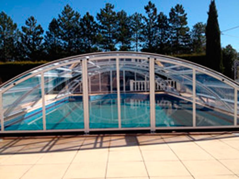 Abri de piscine mi-haut entièrement transparent, découvrable intégralement, 7m de large, installé à Romans (Drôme)