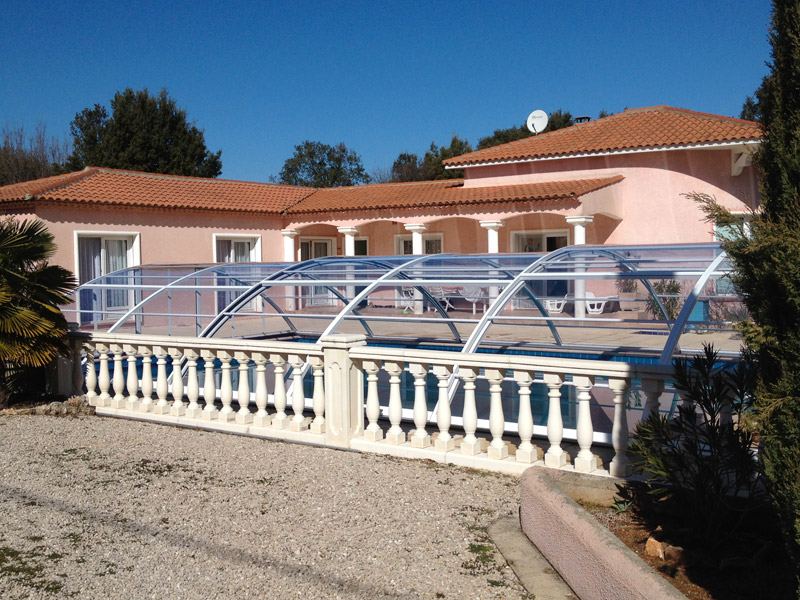 Abri de piscine mi-haut entièrement transparent, découvrable intégralement, 7m de large, installé à Romans (Drôme)