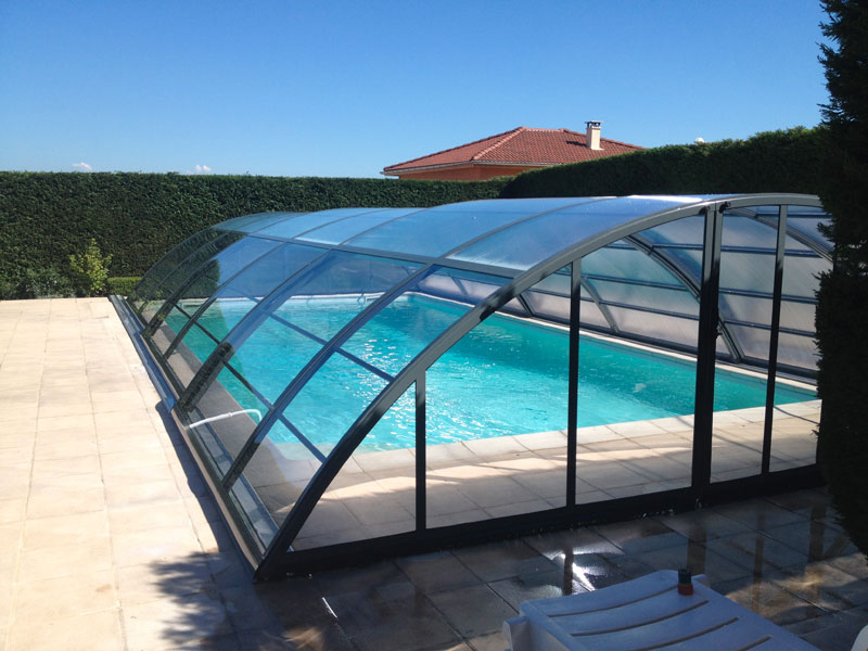 Abri de piscine mi-haut modèle Madeira gris foncé, façade et coté transparent, installé à Tignieu-Jameyzieu (38)